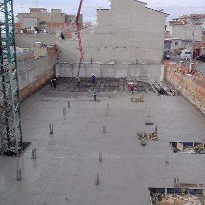 Ejecución-forjado-obra-edificio-Pobla-de-Vallboona-Valencia.jpg